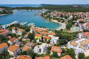 eine Luftansicht einer Stadt mit Hafen in der Unterkunft Ferienhaus für 10 Personen in Pjescana Uvala, Istrien Istrische Riviera in Pješčana Uvala