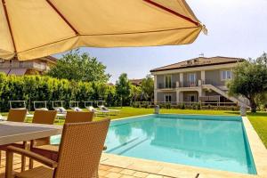 Piscina de la sau aproape de Ferienhaus für 12 Personen in Fiuefreddo di Sicilia, Sizilien Ostküste von Sizilien