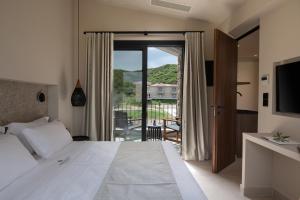 Postel nebo postele na pokoji v ubytování Olivera Suites Sarti + 37 fotografií