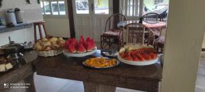 een tafel met vier fruitschalen erop bij Pousada Arco Iris Ilhéus in Ilhéus