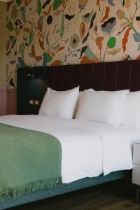 Rúm í herbergi á Hotel Eco Boutique Bidasoa