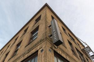 una señal en el lateral de un edificio de ladrillo en Commodore Hotel, en Astoria, Oregon