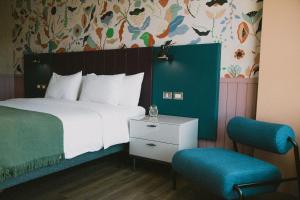 Rúm í herbergi á Hotel Eco Boutique Bidasoa