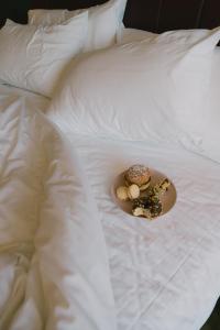 Rúm í herbergi á Hotel Eco Boutique Bidasoa