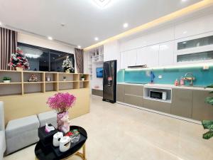 - une cuisine avec un canapé et une table fleurie dans l'établissement Studio Luxury Apt D'Capitale #Jerry's House, à Hanoï