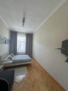 um quarto branco com uma cama e uma janela em Апартаменти Тобілевича 3 em Lviv