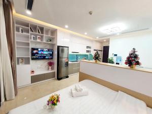 Cette chambre comprend une cuisine équipée d'un réfrigérateur. dans l'établissement Studio Luxury Apt D'Capitale #Jerry's House, à Hanoï