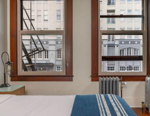 Postel nebo postele na pokoji v ubytování Commodore Hotel