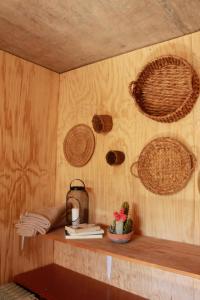 una habitación con una estantería con cestas en la pared en Casa Mirador Roca, en Matanzas