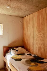 Casa Mirador Roca في ماتانزاس: غرفة نوم بسرير وعليه نمط بقر