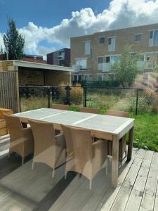 un tavolo e sedie seduti su una terrazza in legno di Private Room in Shared House a Ostenda