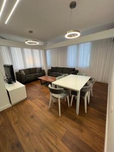 - un salon avec une table, des chaises et un canapé dans l'établissement Villa Pearl of Adriatic, à Golem
