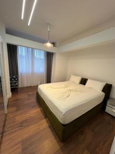 1 dormitorio con cama y ventana grande en Villa Pearl of Adriatic en Golem