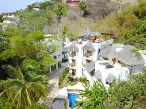 een luchtzicht op een huis met een resort bij Mar y Sueños Suites in Sayulita