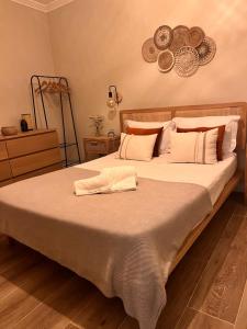 a bedroom with a large bed with white sheets and pillows at Casa da vila in Faro