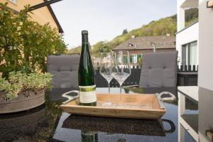 a bottle of wine and two glasses on a table at NEU - MoselAUSZEIT Traben in Traben-Trarbach