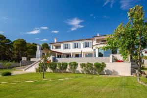 Κήπος έξω από το Luxury Villa Sea Whisper with private pool, sauna, jacuzzi and gym by the sea - Šibenik