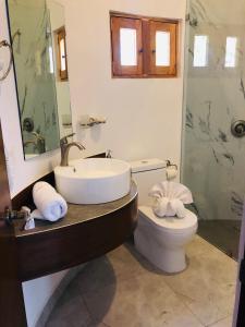 y baño con lavabo y aseo. en Mar y Sueños Suites en Sayulita