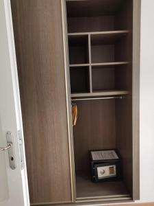 Un armario con una puerta con una radio. en Résidence Alpina Caux, en Montreux
