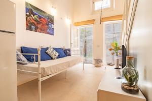 um quarto com um beliche num quarto em La Spiaggetta em Porto Azzurro