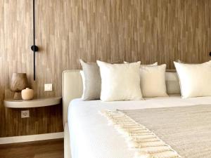 ein Schlafzimmer mit einem großen Bett mit weißen Kissen in der Unterkunft VISEU EXECUTIVE Hotel in Viseu
