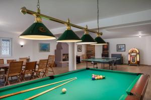 Τραπέζι μπιλιάρδου στο Luxury Villa Sea Whisper with private pool, sauna, jacuzzi and gym by the sea - Šibenik