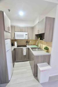 Kuchyň nebo kuchyňský kout v ubytování CHIC AND MODERN APARTMENT STEPS FROM THE BEACH + 19 fotografií