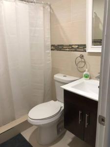 Koupelna v ubytování CHIC AND MODERN APARTMENT STEPS FROM THE BEACH