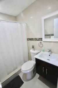 Koupelna v ubytování CHIC AND MODERN APARTMENT STEPS FROM THE BEACH