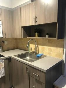 Kuchyň nebo kuchyňský kout v ubytování CHIC AND MODERN APARTMENT STEPS FROM THE BEACH