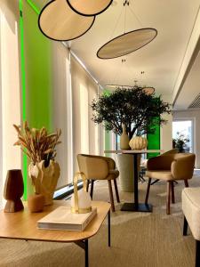 Habitación con mesa, sillas y pared verde. en VISEU EXECUTIVE Hotel, en Viseu