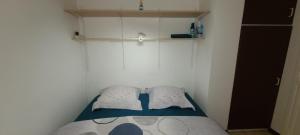 En eller flere senge i et værelse på Chaleureux petit appart entre Namur et Andenne
