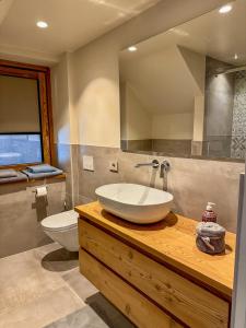 łazienka z umywalką i toaletą w obiekcie Le Bourg Charmant - Fleur du Printemps w mieście Arvier