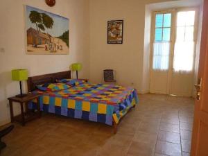 1 dormitorio con cama, mesa y ventana en HOTEL DU PALAIS en Saint-Louis