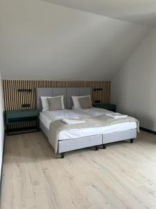 een slaapkamer met een groot bed in een kamer bij Biała Woda in Suwałki