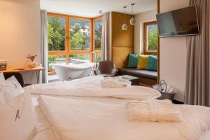 Postel nebo postele na pokoji v ubytování HUBER's Boutiquehotel