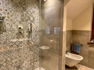 W łazience znajduje się prysznic, umywalka i toaleta. w obiekcie Le Bourg Charmant - Fleur du Printemps w mieście Arvier