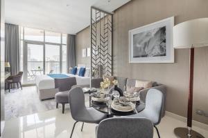 ein Wohnzimmer mit einem Sofa und einem Tisch in der Unterkunft Frank Porter - Prive A in Dubai