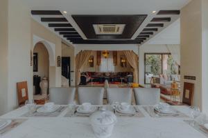 een eetkamer met een tafel en stoelen bij Villa Nelya in Marrakesh