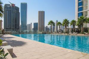 ein großes Schwimmbad in einer Stadt mit hohen Gebäuden in der Unterkunft Frank Porter - Prive A in Dubai