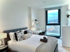 1 dormitorio con 1 cama grande y ventana grande en Battersea 3 Bedroom penthouse with private terrace, en Londres