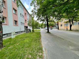 una calle vacía en una ciudad con edificios en Apartment City Park, 24H Checkin & City Centre w Free Parking en Piešťany