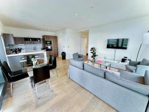 sala de estar con sofá y mesa en Battersea 3 Bedroom penthouse with private terrace, en Londres