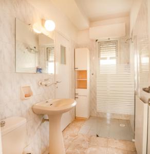 Exclusive Jerusalem Villa في Giv‘ot Mordekhay: حمام أبيض مع حوض ومرحاض