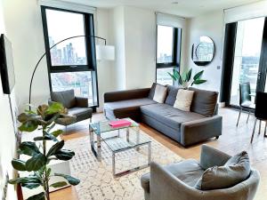 sala de estar con sofá y mesa en Battersea 3 Bedroom penthouse with private terrace, en Londres