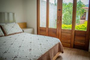 a bedroom with a bed and a window at alojamiento JAW in Villa de Leyva