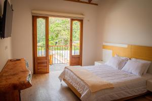 una camera con un grande letto e un balcone di alojamiento JAW a Villa de Leyva