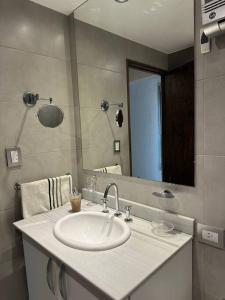 y baño con lavabo y espejo. en Casa moderna en Lujan de Cuyo 4Pax - by Inside en Mayor Drumond
