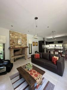 sala de estar con sofá y chimenea en Casa moderna en Lujan de Cuyo 4Pax - by Inside en Mayor Drumond