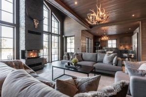 ein Wohnzimmer mit einem Sofa und einem Kamin in der Unterkunft Idre Sky Mountain Lodge- Ski in Ski out in Idre